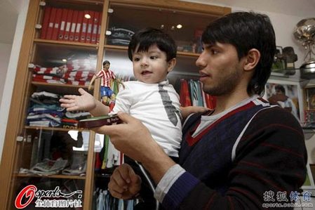 Sergio Agüero y su hijo