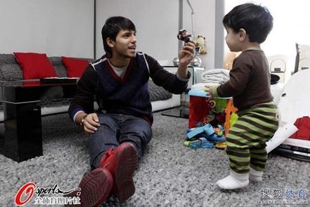 Sergio Agüero y su hijo