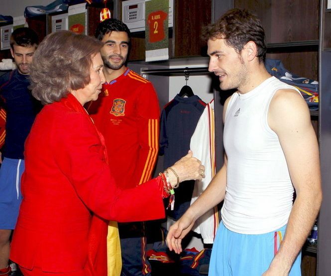 La reina de España visita el vestuario de la selección española