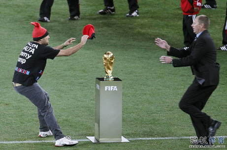 Un aficionado intenta a robar el trofeo del Mundial