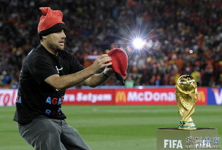 Un aficionado intenta a robar el trofeo del Mundial