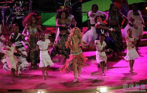 Shakira canta con mucha pasión en la clausura del Mundial