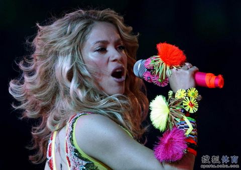 Shakira canta con mucha pasión en la clausura del Mundial