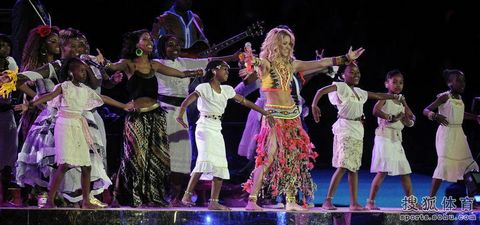 Shakira canta con mucha pasión en la clausura del Mundial