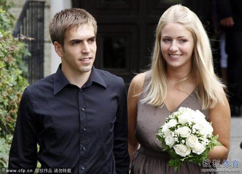 El capitán de la selección alemana Philipp Lahm se casa con su novia.