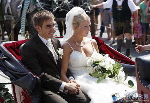 El capitán de la selección alemana Philipp Lahm se casa con su novia.