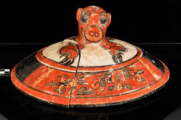 Objetos de la tumba de los antiguos maya hallada en Guatemala 1