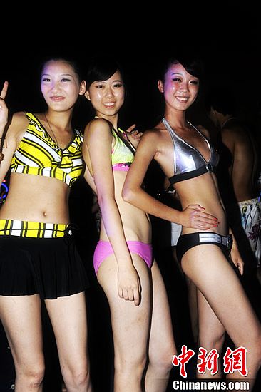 Chicas chinas ,cuerpos sexys , la fiesta de bikini