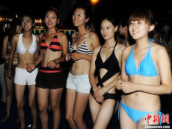 Chicas chinas ,cuerpos sexys , la fiesta de bikini