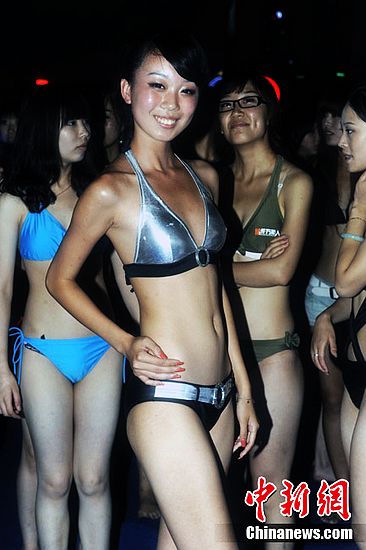 Chicas chinas ,cuerpos sexys , la fiesta de bikini
