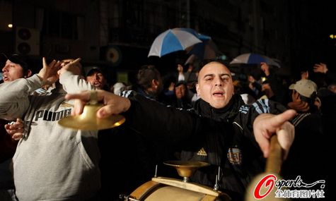 Los aficionados protestan la decisión de la AFA sobre Maradona