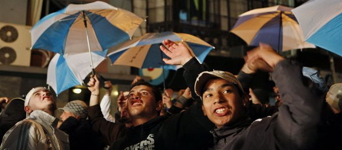 Los aficionados protestan la decisión de la AFA sobre Maradona