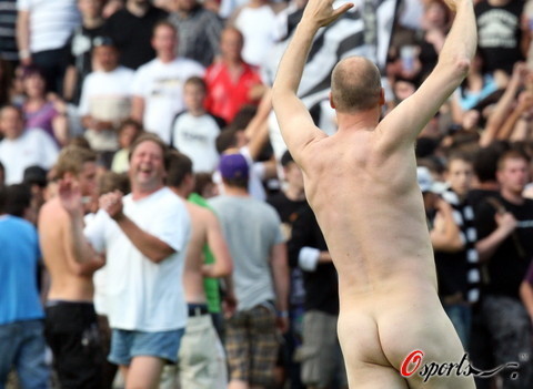 Los aficionados desnudos corren para celebrar el triunfo