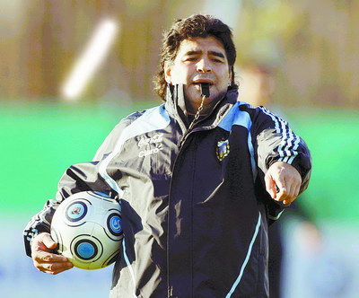 Maradona puede regresar a selección argentina, según Bilardo