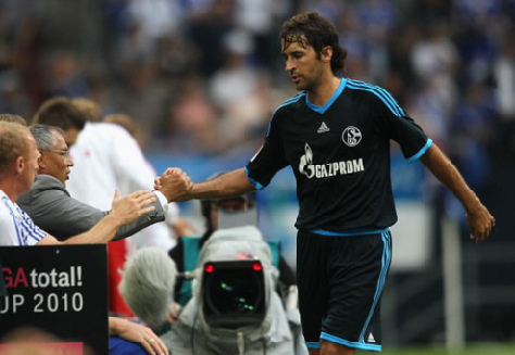 Raúl ayuda a Gelsenkirchen-Schalke 04 ganar el campeón con 2 goles