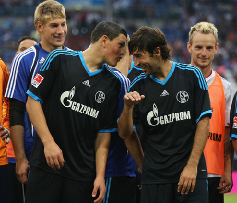 Raúl ayuda a Gelsenkirchen-Schalke 04 ganar el campeón con 2 goles