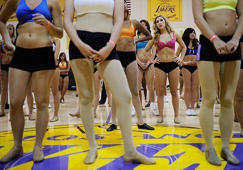 Esperan las guapas la selección de la escuadra de animación para Lakers