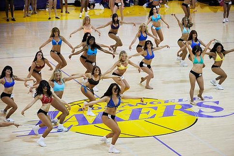 Esperan las guapas la selección de la escuadra de animación para Lakers