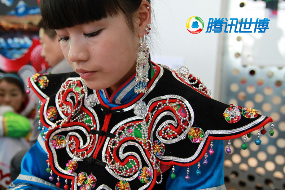 hermosas hermanas-cultura-etnia Qiang-Expo-Shanghai 2