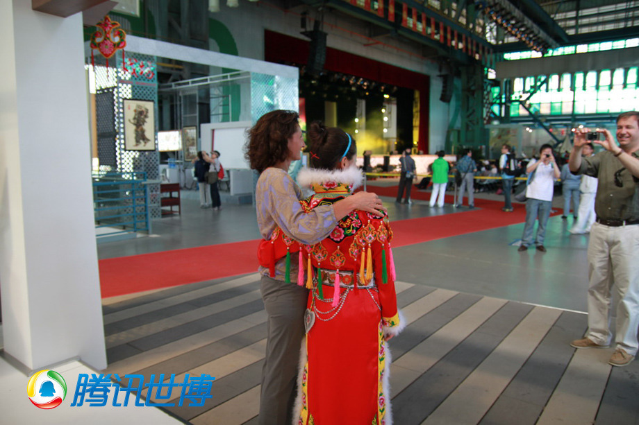 hermosas hermanas-cultura-etnia Qiang-Expo-Shanghai 10
