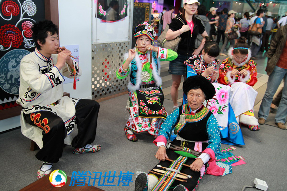 hermosas hermanas-cultura-etnia Qiang-Expo-Shanghai 15