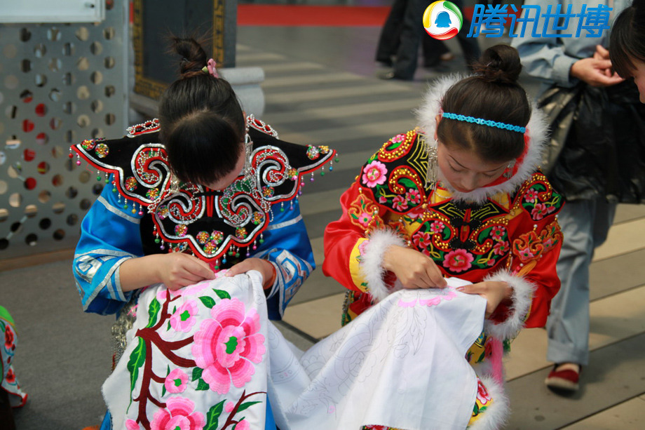hermosas hermanas-cultura-etnia Qiang-Expo-Shanghai