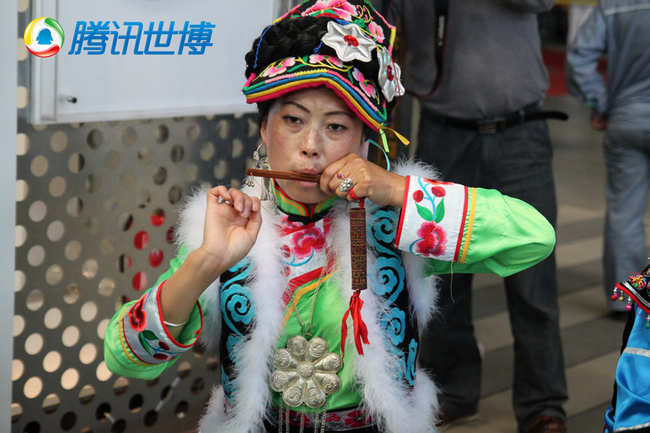 hermosas hermanas-cultura-etnia Qiang-Expo-Shanghai 16