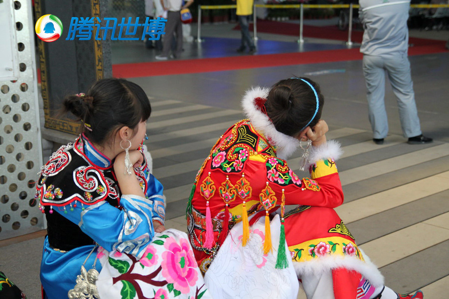 hermosas hermanas-cultura-etnia Qiang-Expo-Shanghai 17