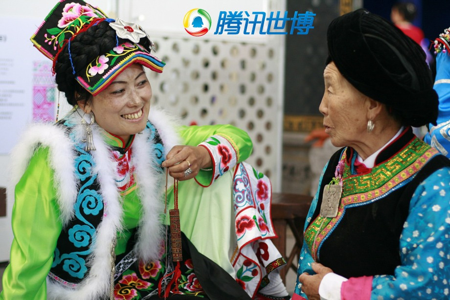 hermosas hermanas-cultura-etnia Qiang-Expo-Shanghai 20