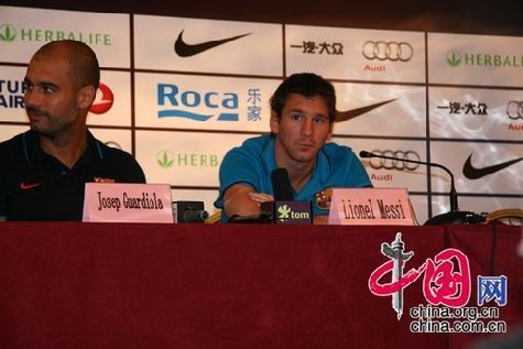 Presentan Messi y Guadiola en Beijng