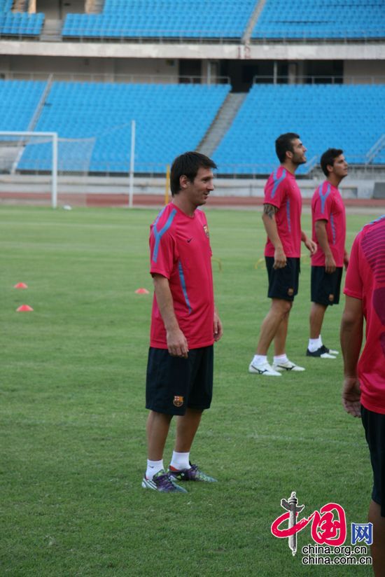 Messi juega con sus compañeros del equipo