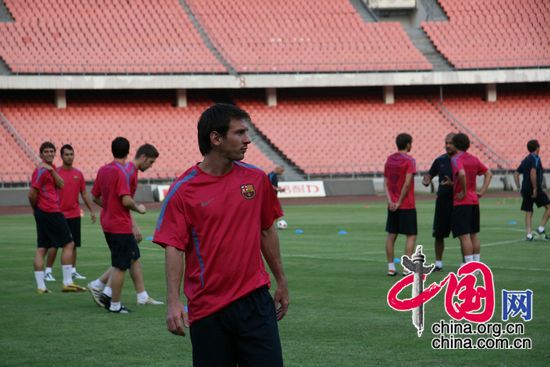 Messi juega con sus compañeros del equipo