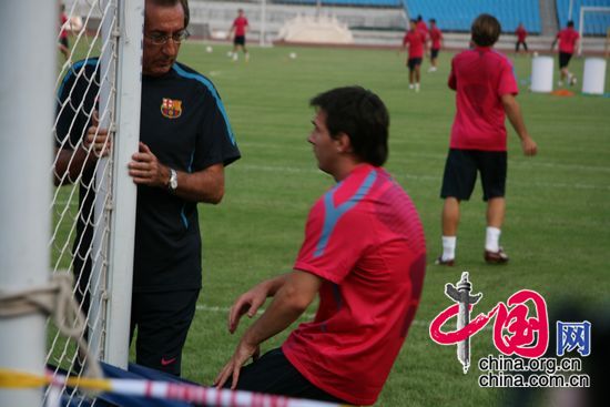 Messi juega con sus compañeros del equipo