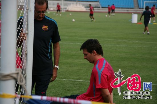 Messi juega con sus compañeros del equipo