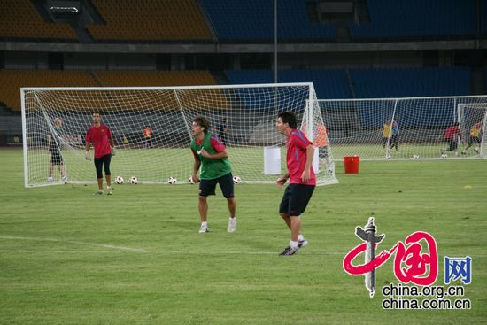 Messi juega con sus compañeros del equipo