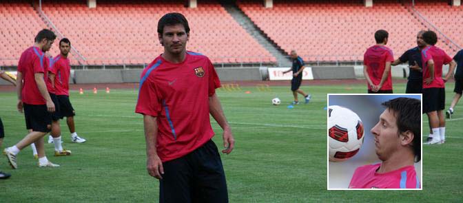 Messi juega con sus compañeros del equipo
