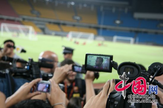 Seydou Keita recibe una entrevista corta después del entrenamiento