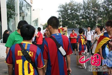 Un aficionado pequeño ardoroso de FC Barcelona