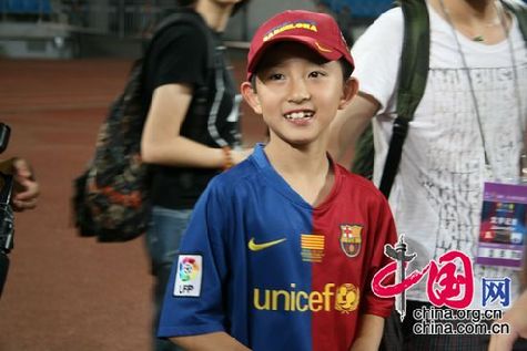 Un aficionado pequeño ardoroso de FC Barcelona