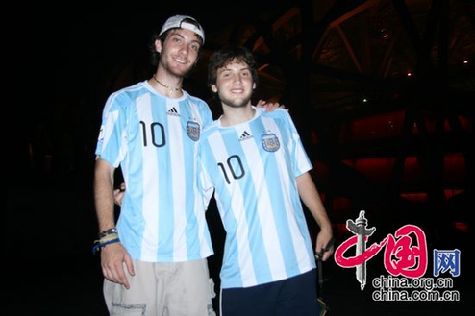 Dos aficionados argentinos acudieron a Beijing para Messi