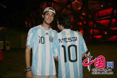 Dos aficionados argentinos acudieron a Beijing para Messi