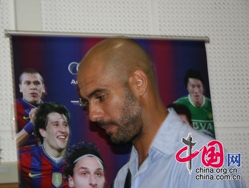 No juega tan bien el Barça, Guardiola echa la culpa al campo del estadio