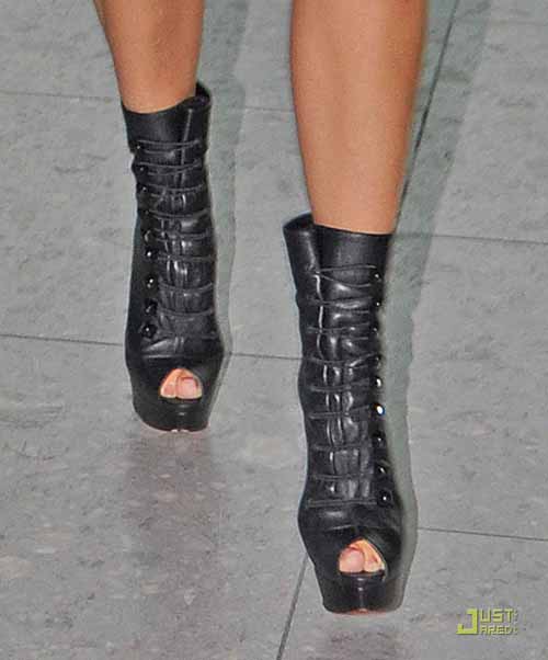  Victoria Beckham presenta con tacones altos