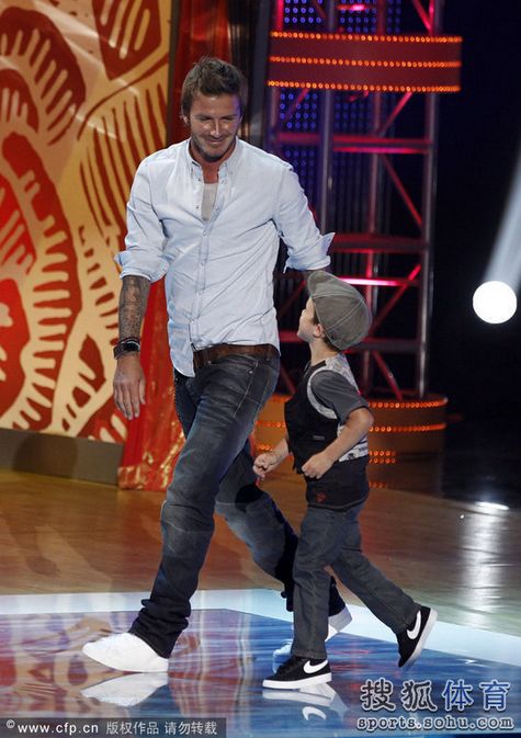 El día 8 de agosto se celebró Teen Choice Awards 2010 en Califonia de EEUU. Beckham ganó el premio del mejor jugador y recibió el premio con su hijo. 