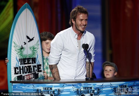 El día 8 de agosto se celebró Teen Choice Awards 2010 en Califonia de EEUU. Beckham ganó el premio del mejor jugador y recibió el premio con su hijo. 