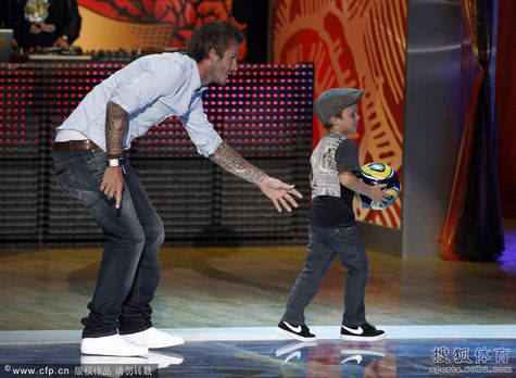 El día 8 de agosto se celebró Teen Choice Awards 2010 en Califonia de EEUU. Beckham ganó el premio del mejor jugador y recibió el premio con su hijo. 