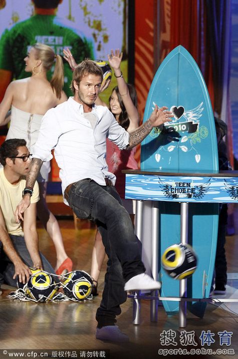 El día 8 de agosto se celebró Teen Choice Awards 2010 en Califonia de EEUU. Beckham ganó el premio del mejor jugador y recibió el premio con su hijo. 