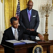 Obama firma iniciativa para impulsar manufactura en EEUU