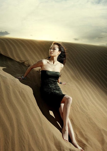 Sexy guapa china en el desierto