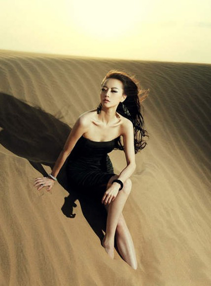 Sexy guapa china en el desierto